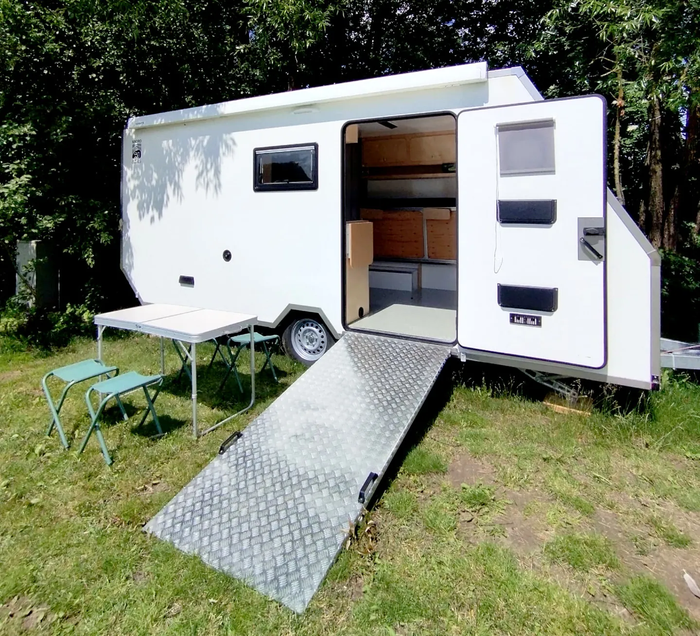 Otwarta przyczepa kempingowa z podjazdem dla osób niepełnosprawnych